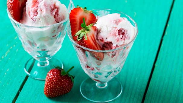 Frozen Joghurt mit Erdbeeren | Bild: mauritius images