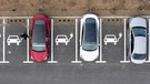 3 Elektroautos stehen in einer Reihe | Bild: mauritius images