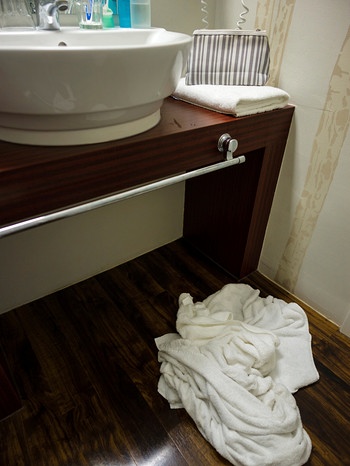 Handtücher auf dem Boden in Hotelzimmer | Bild: mauritius-images