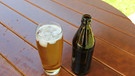 Ein Glas Bier steht auf einem Tisch. | Bild: colourbox.com