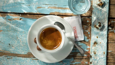 Eine Tasse Kaffee steht auf einem Tisch. | Bild: mauritius images / Bruno Kickner