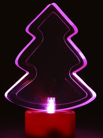 LED-Licht mit transparenter Tannenbaumform  | Bild: Imago / Jochen Tack