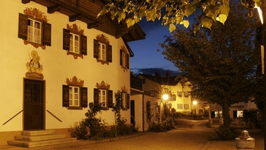 Auch in kleinen Städten, wie hier im oberbayerischen Bad Aibling, wird die Nacht stark erhellt. | Bild: picture-alliance/dpa