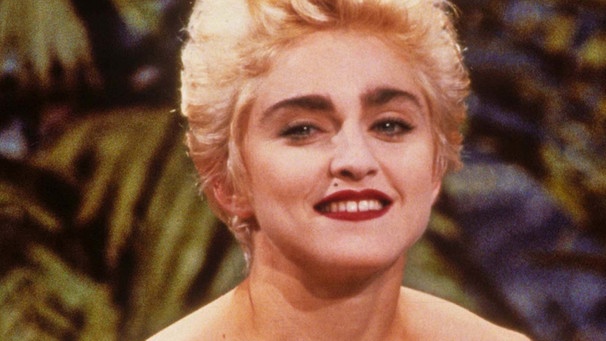 Sängerin Madonna in den 80ern mit blondem Kurzhaarschnitt und Bustier. | Bild: picture-alliance/dpa