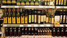 In einem Supermarktregal stehen Ölflaschen nebeneinander.  | Bild: picture-alliance/dpa
