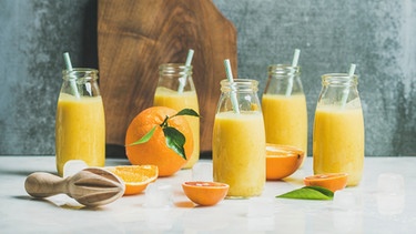 Gläser mit Orangensaft | Bild: mauritius-images
