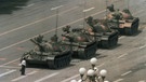 Bei der Demonstration auf dem Tiananmen-Platz in Peking stellt sich ein Mann gegen vier anrollende Militär-Panzer. | Bild: picture-alliance/dpa