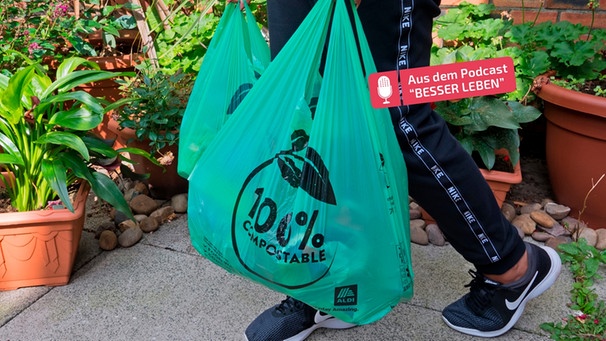 Eine Frau trägt zwei Plastiktüten mit der Aufschrift "100 Prozent kompostierbar" | Bild: mauritius images