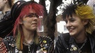 Zwei weibliche Punks mit bunten Haaren und Nieten-Jacken | Bild: picture-alliance/dpa