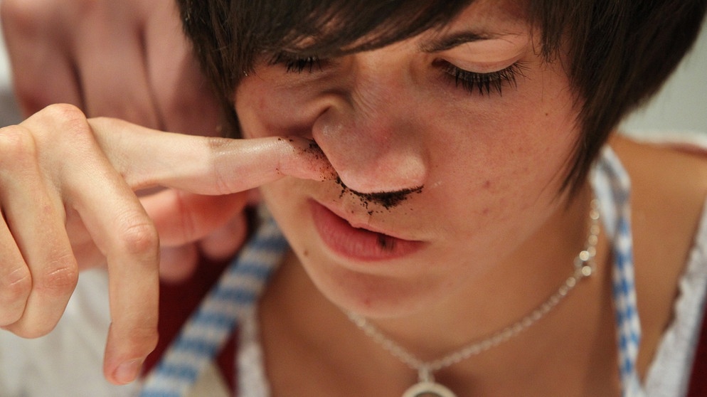Frau schiebt sich Schnupftabak in die Nase | Bild: picture-alliance/dpa
