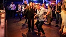 Die Tanzfläche auf der Party wird durchgehend gerockt. | Bild: BR/ Hans-Martin Kudlinski