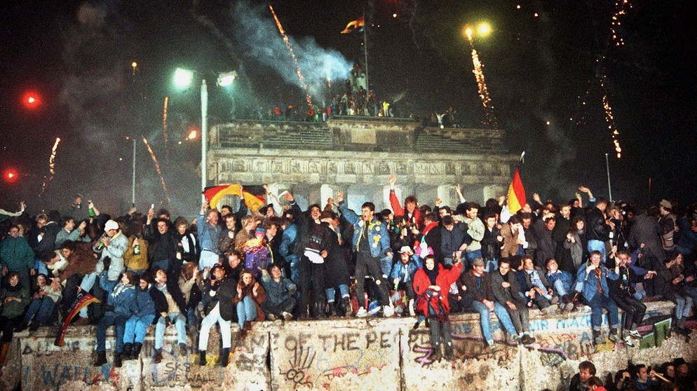 Menschen feiern am 9. November 1989 auf der Mauer in Berlin | Bild: picture-alliance/dpa