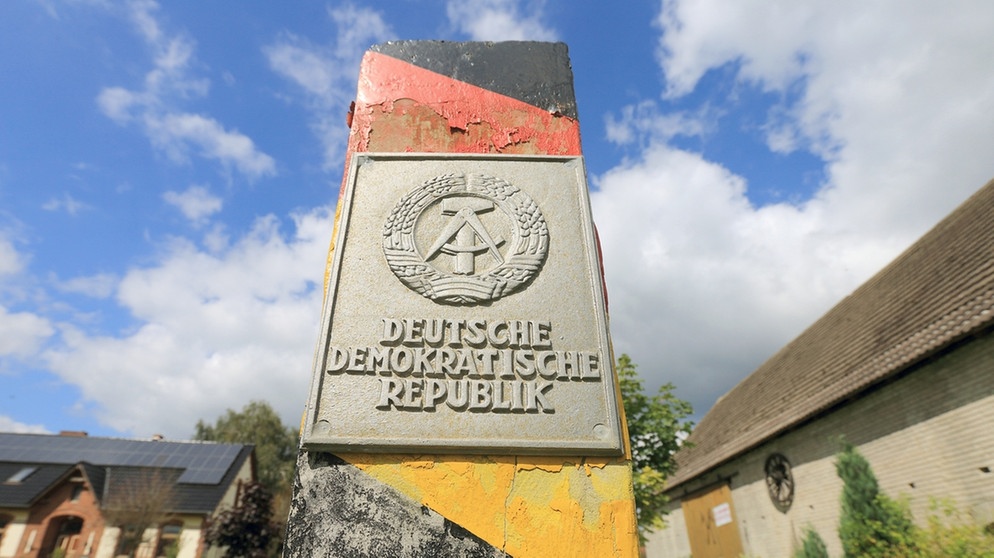 Ein historischer Grenzpfosten der Deutschen Demokratischen Republik in Zießau (Sachsen-Anhalt) | Bild: picture-alliance/dpa