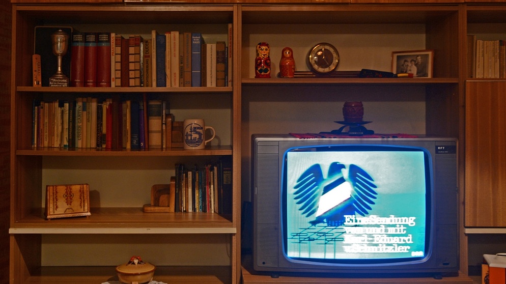 DDR-Schrankwand mit Fernseher, der DDR-Propanganda-Sendung "Der schwarze Kanal" zeigt | Bild: picture-alliance/dpa