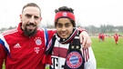 Shane trifft sein Idol, den FC Bayern-Spieler Franck Ribéry | Bild: BR/Markus Konvalin