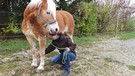 Manuel bekommt Hilfe für sein Pferd Aaron | Bild: BR