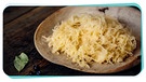Sauerkraut auf Teller auf Holztisch | Bild: mauritius images / Fritzi / Montage: BR