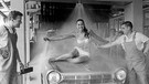Frau im Bikini auf Auto in der Waschanlage, 1965 | Bild: picture-alliance/dpa