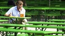 Mann allein im Biergarten | Bild: picture-alliance/dpa