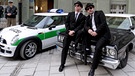 Hollywoods berühmteste Autos: "Blues Brothers"-Musicaldarsteller mit dem "Bluesmobile" vor der Münchner Polizei | Bild: picture-alliance/dpa