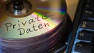 CDs mit Aufschrift "Private Daten" auf Spindel neben Rechner | Bild: picture-alliance/dpa