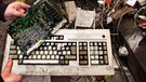 Hand hält Bestandteile von altem Rechner | Bild: picture-alliance/dpa
