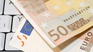 50-Euro-Schein auf Tastatur | Bild: picture-alliance/dpa