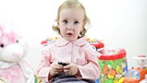 Kind sitzt auf seinem Töpfchen und spielt mit einem Handy | Bild: colourbox.com