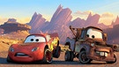 Hollywoods berühmteste Autos: Rennauto Lightning McQueen und Abschleppwagen Hook aus dem Animationsstreifen "Cars" | Bild: picture-alliance/dpa