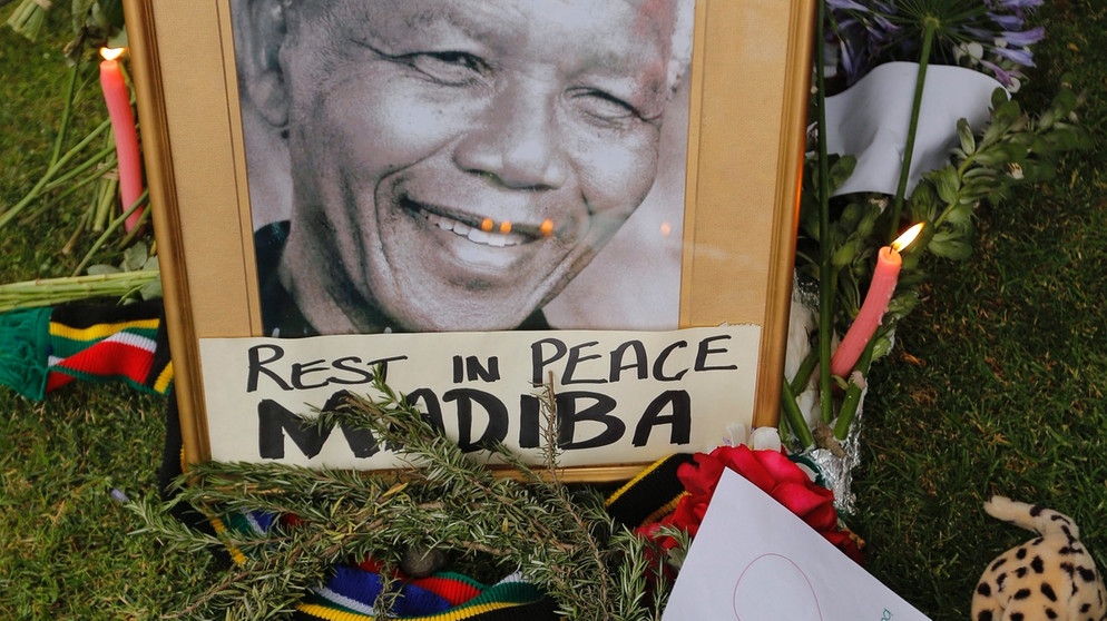Südafrika: Ein gerahmtes Foto des verstorbenen, südafrikanischen Ex-Präsidenten Nelson Mandela auf Blumen | Bild: picture-alliance/dpa