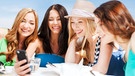 Freundinnen schauen sich beim Essen gemeinsam Fotos auf dem iPhone an | Bild: colourbox.com