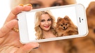 Frau schießt mit einem Smartphone ein Selfie von sich und ihrem Hund | Bild: colourbox.com