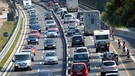 Dichter Verkehr auf der Autobahn | Bild: picture-alliance/dpa