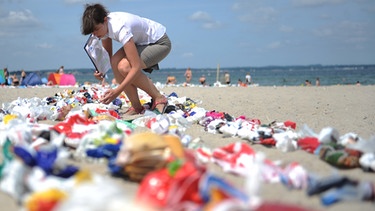 Eine Umweltfrage: Plastik- oder Stofftüten | Bild: picture-alliance/dpa