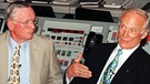Die amerikanischen Raumfahrer Neil Armstrong (li.) und Buzz Aldrin beantworten am 16.7.1999 in einer Nachbildung der Apollo/Saturn 5-Kontrollraums im Kennedy Space Center die Fragen von Journalisten | Bild: picture-alliance/dpa