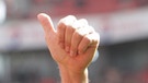 Leverkusens Michael Ballack verabschiedet sich mit erhobenen Daumen von den Fans | Bild: picture-alliance/dpa