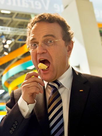 Bundeslandwirtschaftsminister Hans-Peter Friedrich (CSU) probiert auf der Grünen Woche in Berlin an einem Stand ein Stück Käse | Bild: picture-alliance/dpa