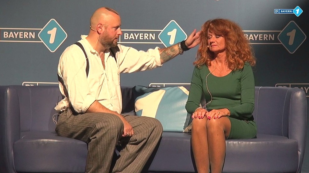Mentalist Jan Becker versetzt Bayern 1-Moderatorin Gabi Fischer in Trance | Bild: BR/Roland Hindl