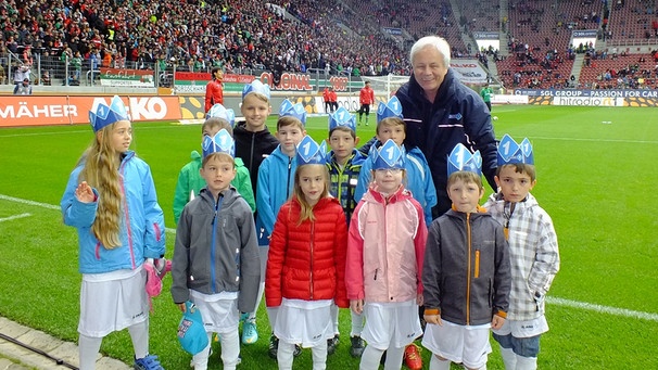 Reporter Lutz Bäucker und die elf Einlaufkinder | Bild: BR