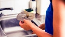 Abflussieb aus Küchenspülbecken | Bild: mauritius-images