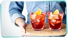 Zwei rötliche Drinks  | Bild: mauritius images / The Picture Pantry / Aysegul Deniz Sanford / Montage: BR