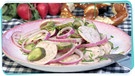Ein Teller bayerischer Wurstsalat auf einer Tischdecke | Bild: mauritius images / Pitopia / Liz Collet