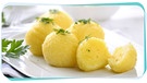 Tolle Kartoffelknödel auf einem Teller | Bild: mauritius images / Pitopia / Karl Allgäuer