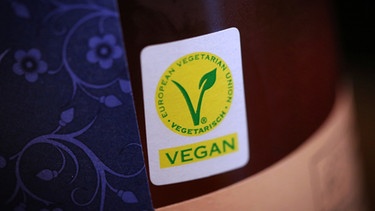 Auf dem Etikett steht "vegan". | Bild: picture-alliance/dpa
