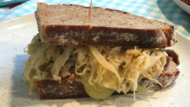 Sauerkraut zwischen Roggenbrotscheiben , mit Pastrami, Bergkäse und Mayo-Dressing - ein Traum, das Reuben-Sandwich | Bild: BR
