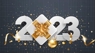 Symbolbild: Jahreszahl "2023", ein Geschenkpaket, Goldkugeln, dunkler Hintergrund | Bild: colourbox.com