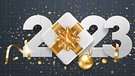 Symbolbild: Jahreszahl "2023", ein Geschenkpaket, Goldkugeln, dunkler Hintergrund | Bild: colourbox.com