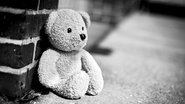 Teddy sitzt allein und traurig auf dem Boden | Bild: picture alliance / CHROMORANGE | Christian Ohde
