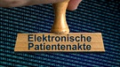 Symbolischer Stempel Elektronische Patientenakte | Bild: picture alliance / SULUPRESS.DE | Torsten Sukrow / SULUPRESS.DE