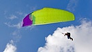 Symbolbild: Gleitschirmflieger vor blauem Himmel | Bild: colourbox.com
